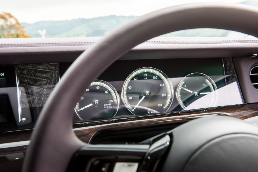 Панель приборов Rolls-Royce Phantom EWB 2017 года  (UK) (фото 34 из 40)